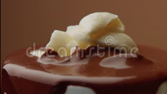 一杯热巧克力上面有奶油和液体白巧克力视频的预览图