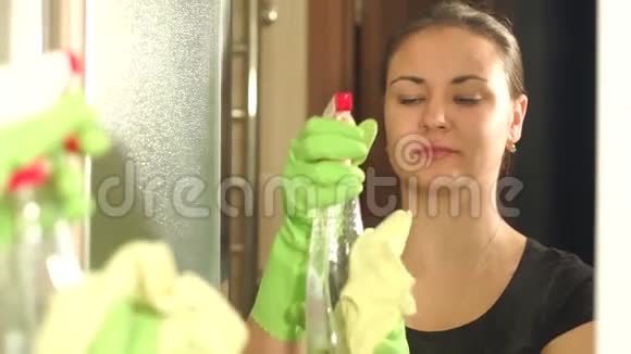 穿手套的女佣在浴室里擦镜子视频的预览图
