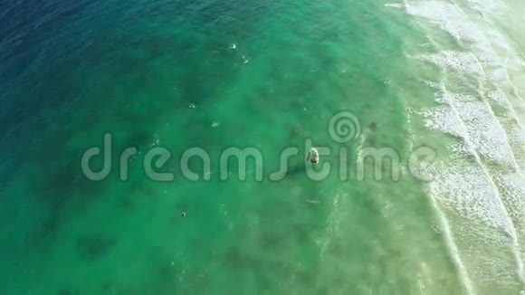 菲律宾海岸的风筝冲浪鸟瞰图1视频的预览图