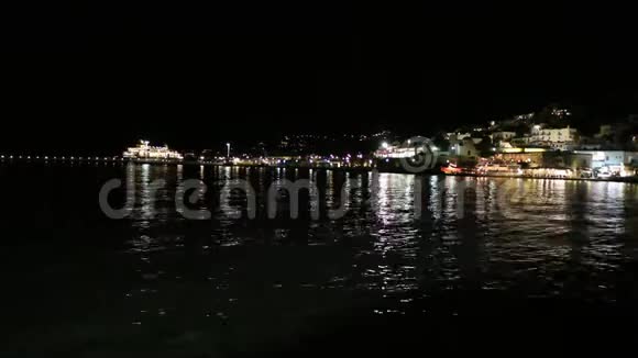 希腊迈科诺斯镇的夜景视频的预览图