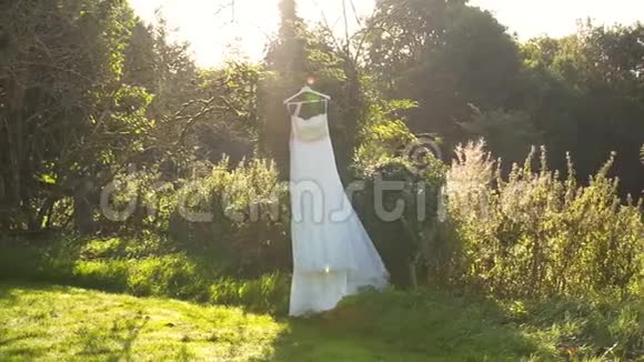 婚纱挂在树上视频的预览图