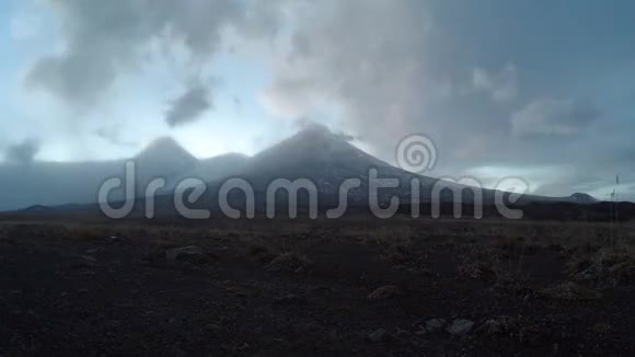 Klyuchevskoy火山喷发的夜景Kamchatka活火山时间流逝视频的预览图
