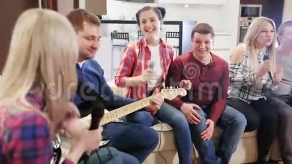 用卡拉OK唱歌的成年朋友组视频的预览图