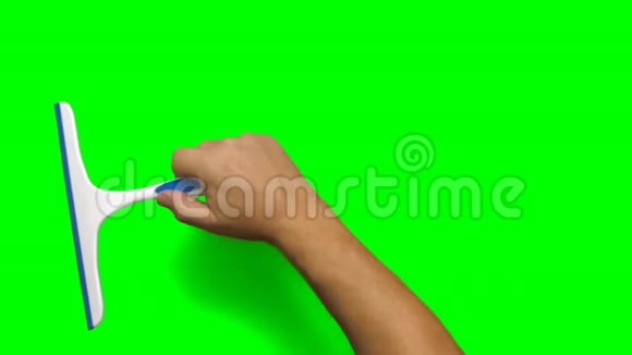 雄性手用刮刀横着滑过绿树视频的预览图