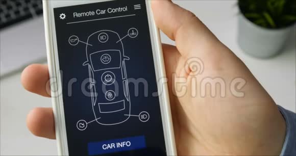 人用他的移动设备远程锁定他的汽车汽车遥控器使用智能手机应用程序虚拟接口视频的预览图