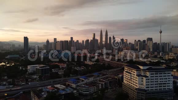 吉隆坡市区黄昏时分有KLCC及KL塔视频的预览图