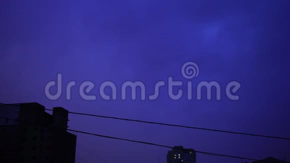 城市夜空中的闪电雨中云中的亮光雷雨视频的预览图