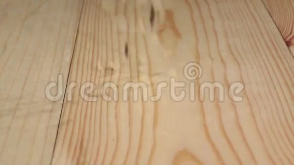 米落在一张木桌上四处溢出慢动作关门视频的预览图