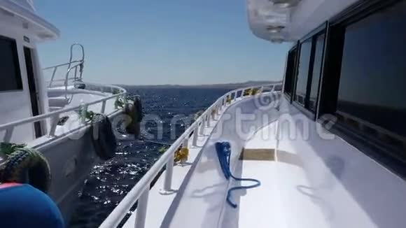 两艘游艇连接在一起在波浪上摆动视频的预览图