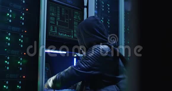 黑人侵入服务器机房的计算机系统视频的预览图