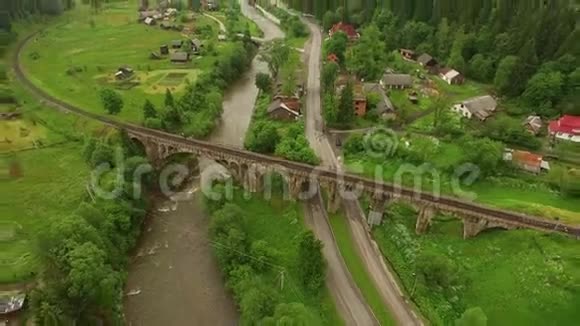 空中无人机可以看到河和路下的老桥飞行镜头山林视频的预览图