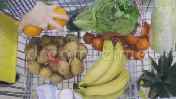 手推车里装满了水果和蔬菜视频的预览图