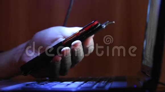 手在你的智能手机上打字在笔记本电脑上工作视频的预览图