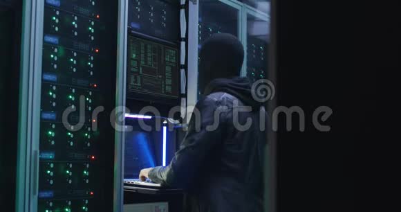 黑人侵入服务器机房的计算机系统视频的预览图