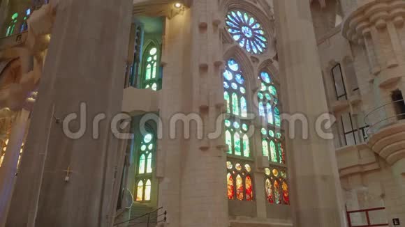 墙上的柱幻想的装饰和彩色玻璃窗舒缓柔和的光线视频的预览图