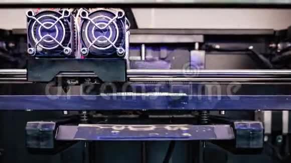 用塑料丝丝在3D打印机上打印某种塑料零件替换部分3D打印机打印视频的预览图