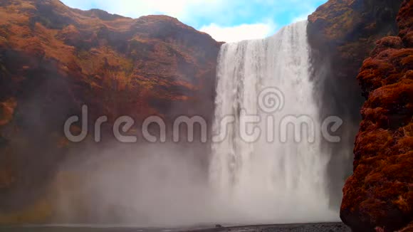 山岩中史诗般的大瀑布视频的预览图