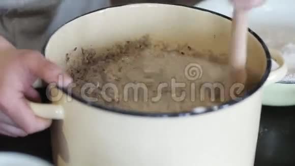 人们手上的特写把面粉倒进锅里视频的预览图