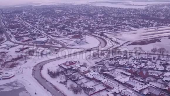 雪城空中摄影河流流经整个城市视频的预览图