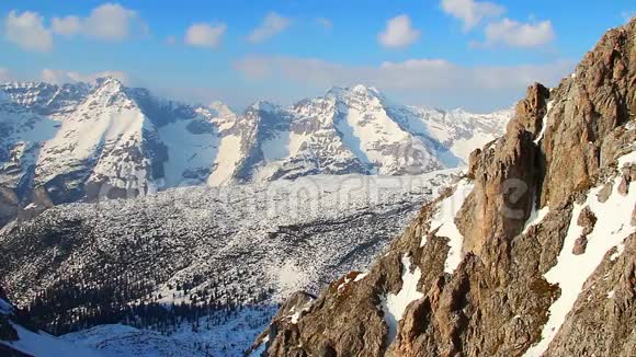 奥地利阿尔卑斯山脉大雪岩山脉全景视频的预览图