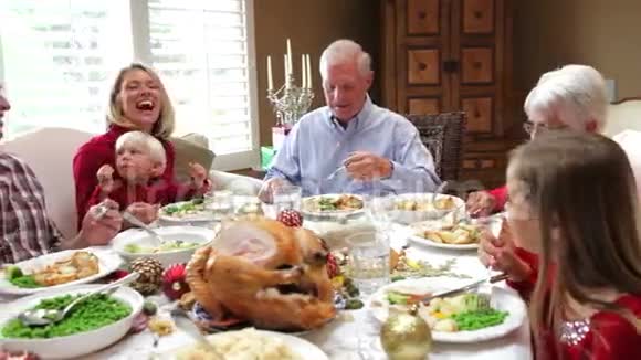 多代家庭享受感恩节大餐视频的预览图