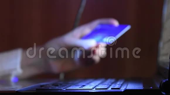 手被放在电脑键盘上信用卡的详细信息上购买付款视频的预览图