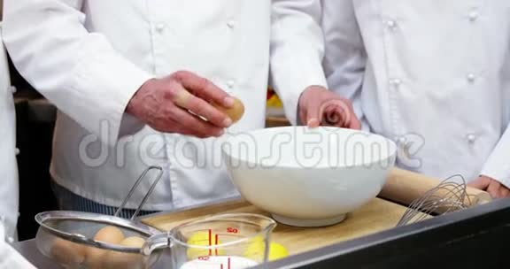 烹饪美食家是烤鸡蛋视频的预览图