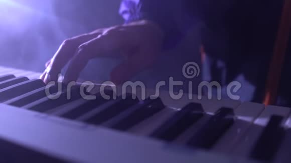 演奏键盘的音乐家的特写视频的预览图
