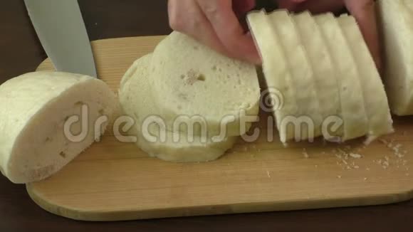 传统的捷克饺子片在砧板上视频的预览图
