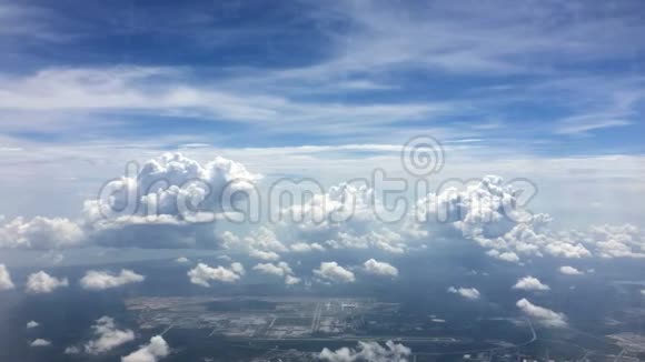 从飞机上俯瞰白云和地球视频的预览图