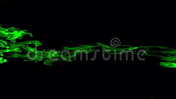 水中的绿色墨水创意慢动作视频的预览图