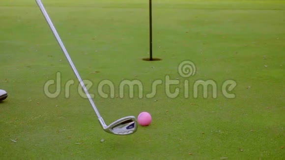 高尔夫球手准备下沉一个推杆视频的预览图