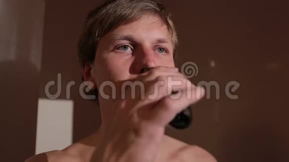 年轻人在镜子前刮胡子视频的预览图