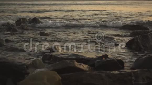 傍晚水面上的波浪缓慢运动视频的预览图