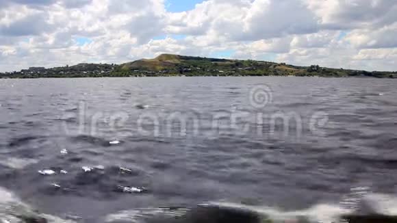 俄罗斯伏尔加河一艘移动船只甲板上的录像视频的预览图