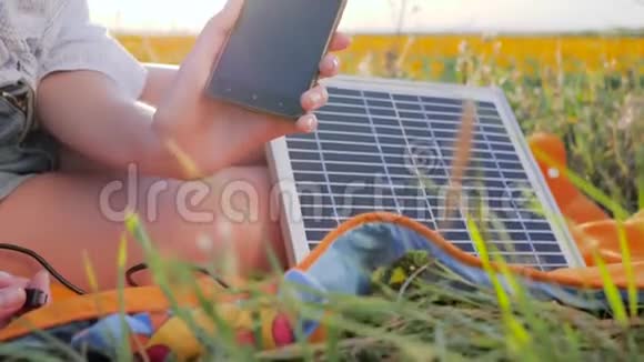 手机特写电池充电器太阳能户外可再生能源特写屏幕蜂窝电话视频的预览图