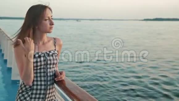 年轻女子站在游轮甲板上视频的预览图