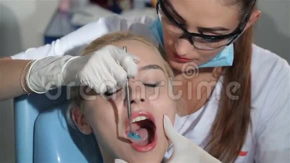 牙科专家在牙医柜检查病人的上切牙视频的预览图