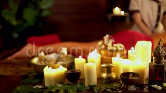 用燃烧的蜡烛和按摩草药的静物4k视频的预览图
