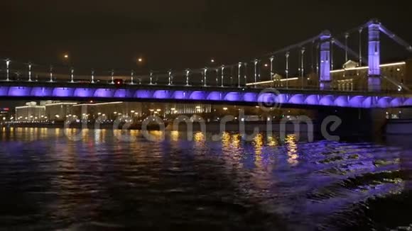 从莫斯科一艘夜间游过河的船的甲板上可以看到视频的预览图