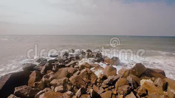 海浪拍打着海岸线上的岩石视频的预览图