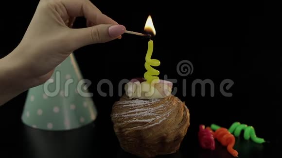 派对蛋糕和节日蜡烛在上面点燃蜡烛庆祝生日视频的预览图