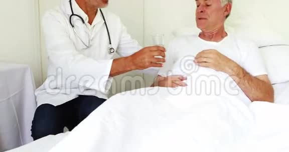 医生给一个年长的男人提供药物视频的预览图