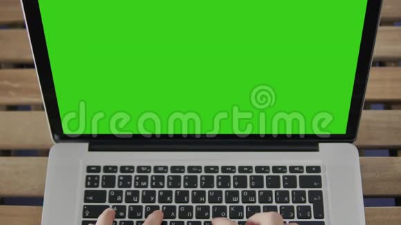 在手提电脑上打字的人的手绿色屏幕关闭视频的预览图