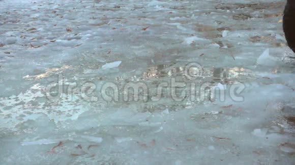 男孩在结冰的水坑上奔跑慢动作250英尺视频的预览图