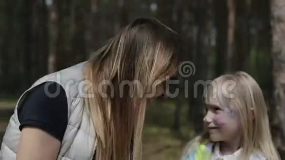 幸福的母女在森林里拥抱和亲吻视频的预览图