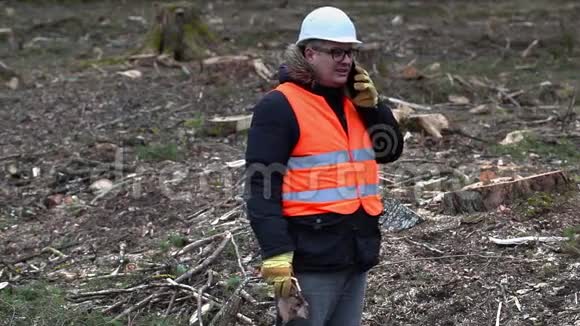 愤怒的森林检查员带着智能手机在森林砍伐视频的预览图