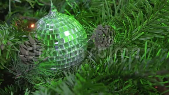 新年镜球的背景上装饰着圣诞树的花环视频的预览图