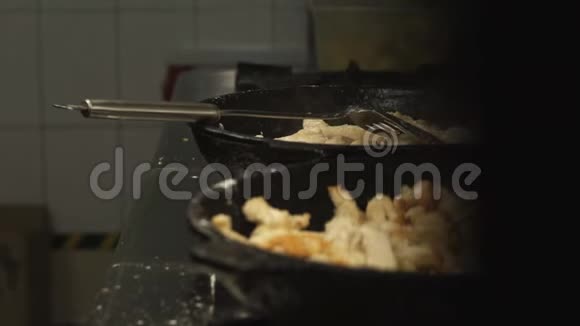 鸡片肉是用平底锅或平底锅或煎锅在煤气炉上慢慢煮视频的预览图