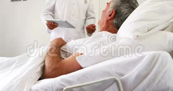 医生用他的药片给病人播放收音机视频的预览图